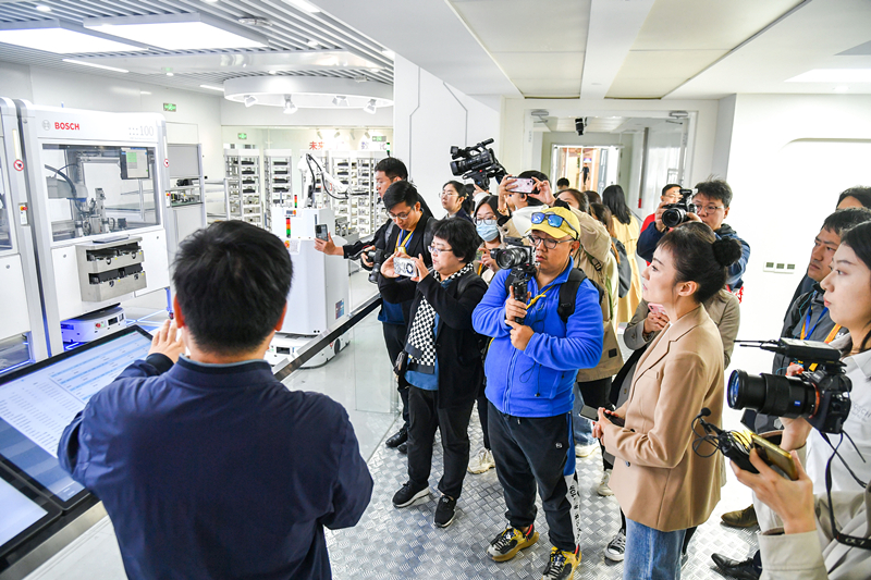 2023年10月16日，第三屆“一帶一路”國際合作高峰論壇新聞中心組織中外記者采訪。記者在中德大廈內(nèi)的博世未來工廠展區(qū)參觀，了解其高質(zhì)量創(chuàng)新發(fā)展成果。