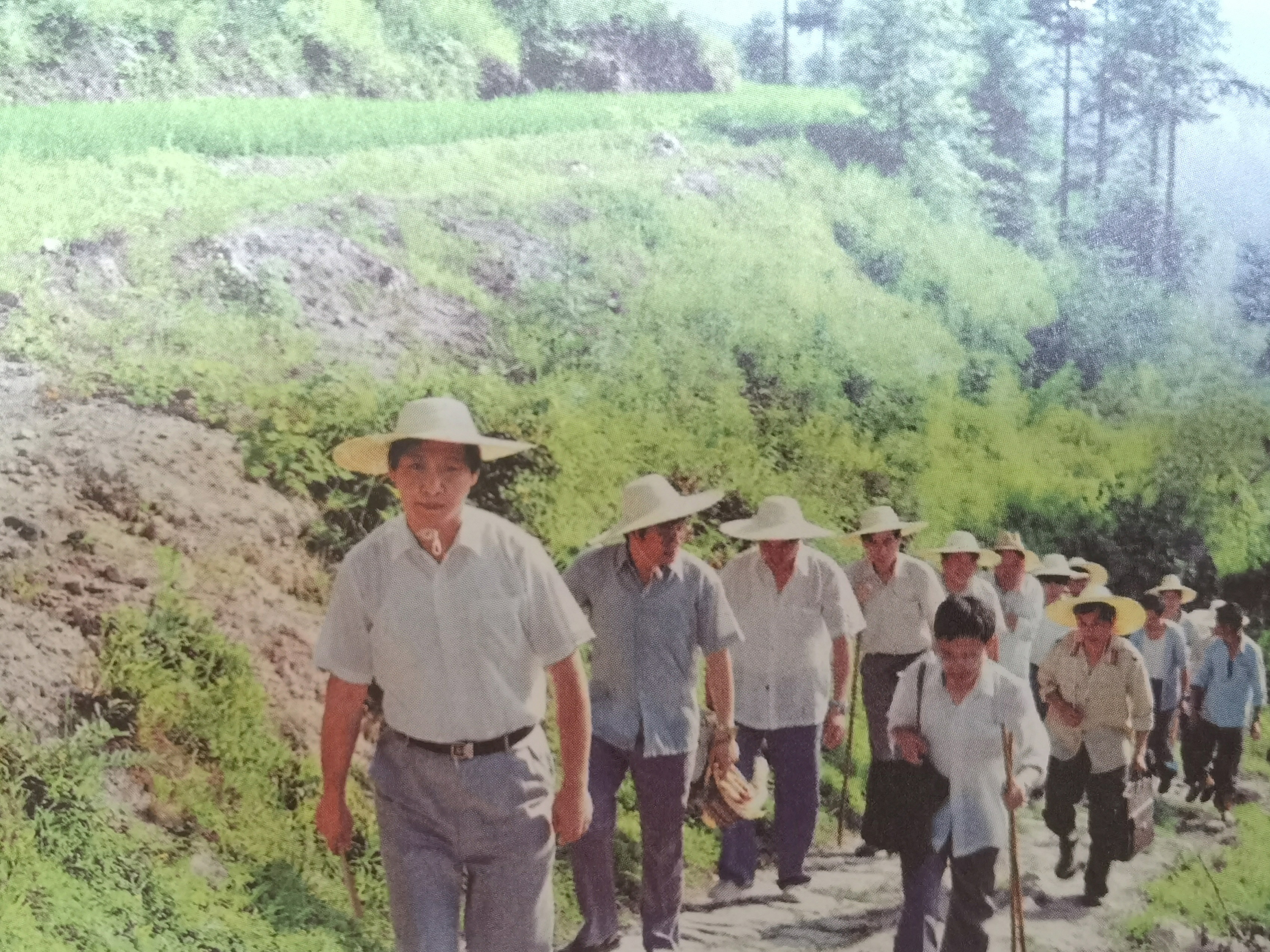 1989年7月，習(xí)近平冒著酷暑，帶頭步行到下黨鄉(xiāng)調(diào)研。