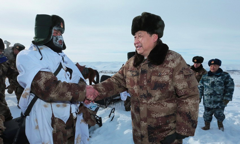 2014年1月26日，習(xí)近平總書記春節(jié)前夕冒嚴(yán)寒踏冰雪慰問(wèn)邊防官兵。