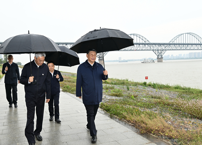 2023年10月10日，習(xí)近平在長(zhǎng)江國(guó)家文化公園九江城區(qū)段考察時(shí)，冒雨沿江堤步行察看沿岸風(fēng)貌。