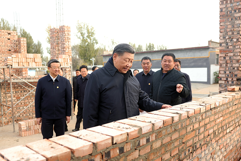 2023年11月10日，習(xí)近平總書記在河北保定涿州市刁窩鎮(zhèn)萬全莊村房屋重建施工現(xiàn)場(chǎng)考察。