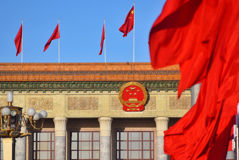 2024年3月8日，北京上空現(xiàn)“兩會藍(lán)”，人民大會堂前紅旗飄揚(yáng)。