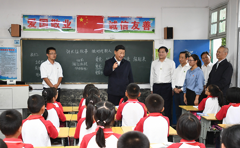 2020年9月16日，習(xí)近平總書(shū)記在湖南省郴州市汝城縣文明瑤族鄉(xiāng)第一片小學(xué)，同正在上思政課的同學(xué)們親切交流。