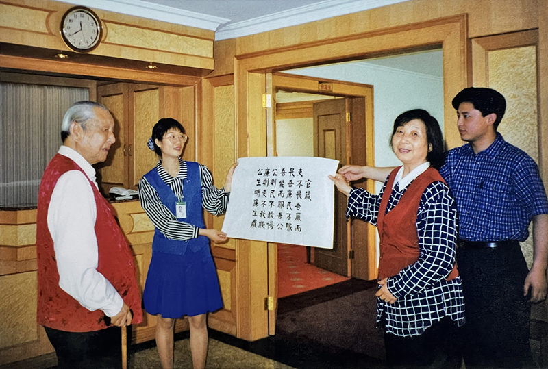 1999年3月，習(xí)仲勛欣賞齊心的書法作品《官箴》。