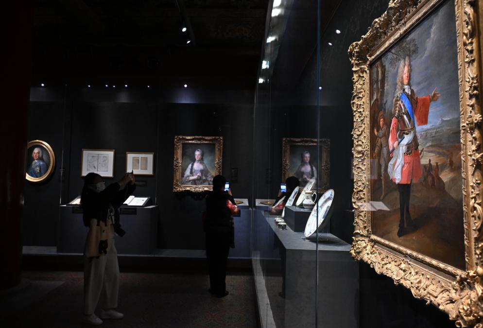 4月1日，作為中法文化旅游年的重要項目，“紫禁城與凡爾賽宮——17、18世紀的中法交往”展覽在故宮文華殿開幕。圖為觀眾當天參觀展覽。新華社記者 金良快 攝