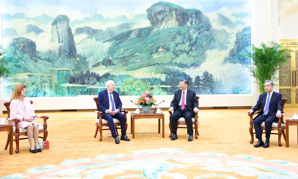 2024年4月8日，國家主席習(xí)近平在北京人民大會(huì)堂會(huì)見法國梅里?；饡?huì)主席梅里埃夫婦。新華社記者 黃敬文 攝