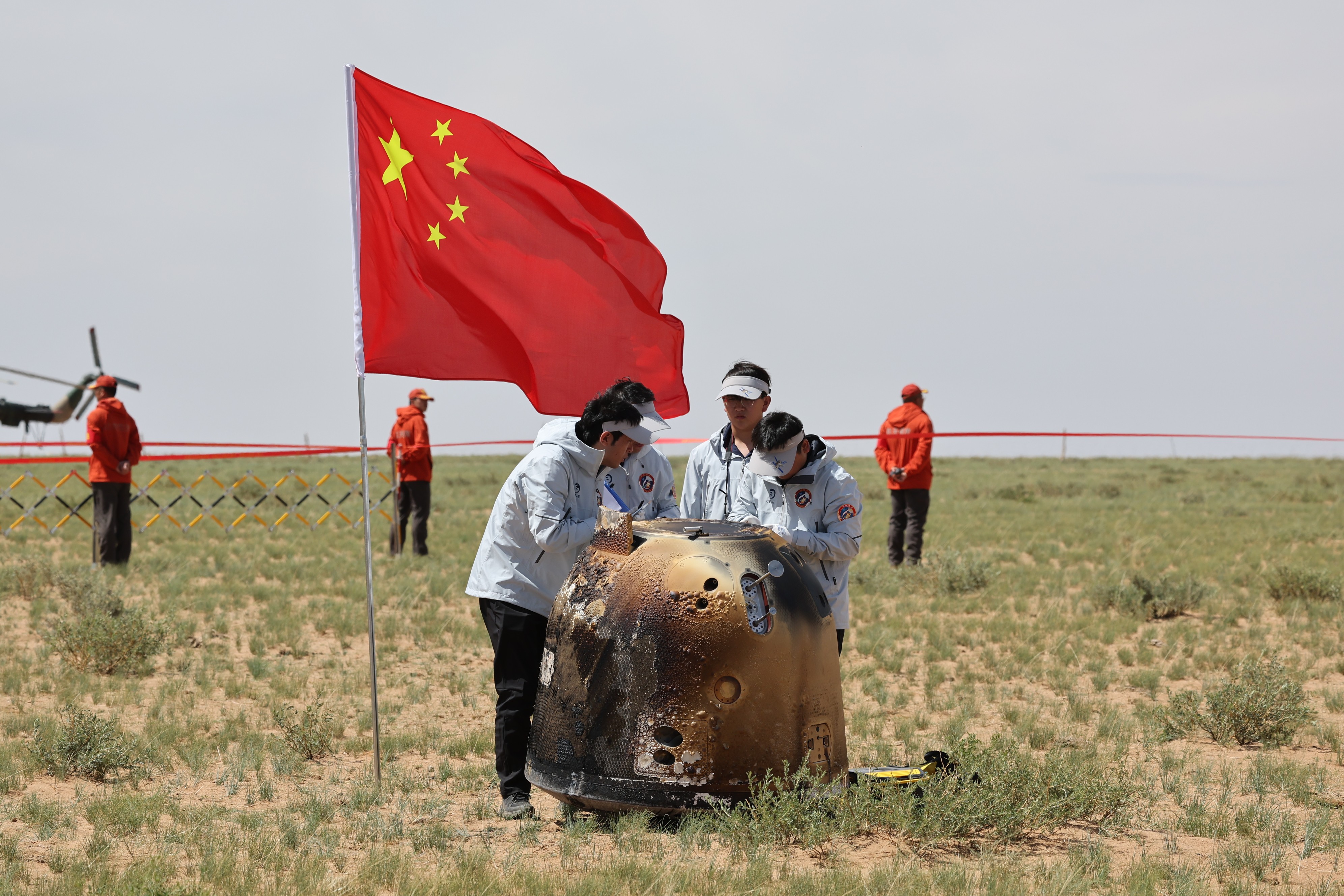 6月25日拍攝的嫦娥六號返回器回收現(xiàn)場。