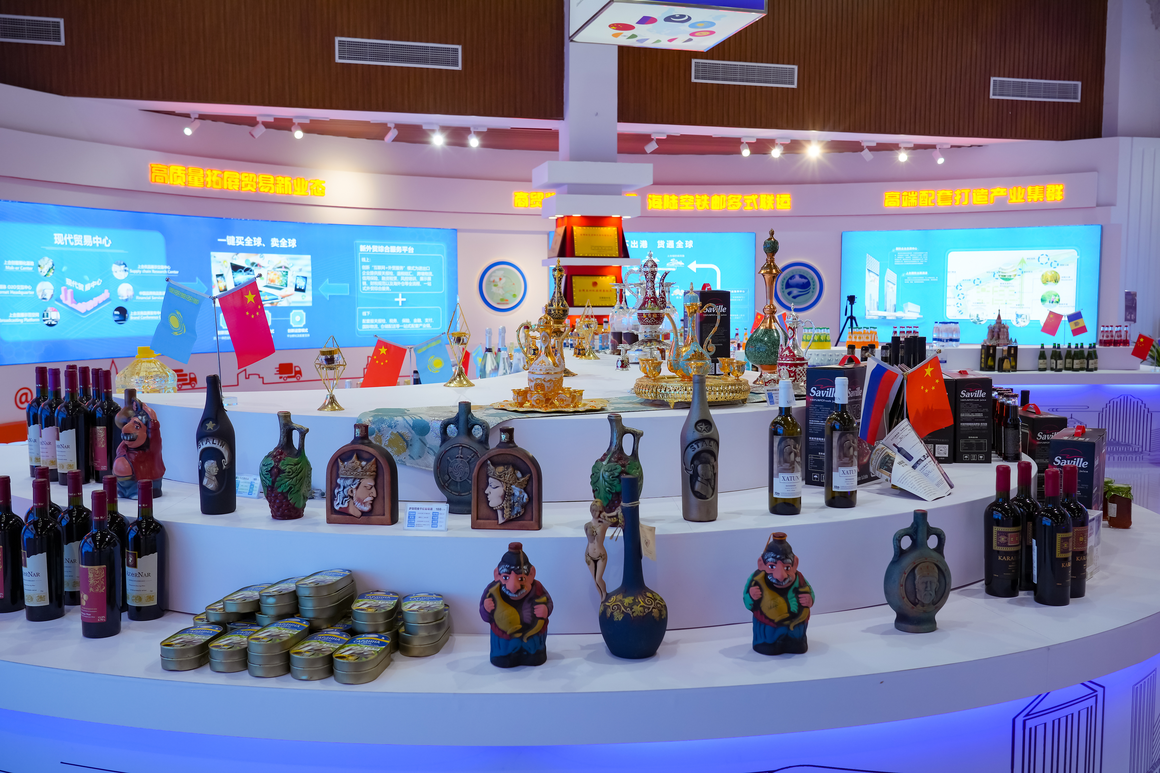 2022年10月19日，青島，上合示范區(qū)展出的上合國家特色商品。