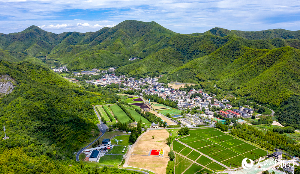 俯瞰余村全貌。人民網(wǎng) 章勇濤 攝