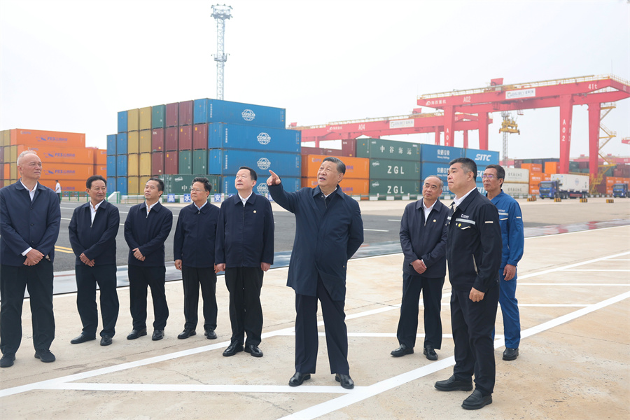 2024年5月22日至24日，中共中央總書記、國家主席、中央軍委主席習(xí)近平在山東考察。這是22日下午，習(xí)近平在日照港察看全自動(dòng)化集裝箱碼頭作業(yè)場景。新華社記者 鞠鵬 攝