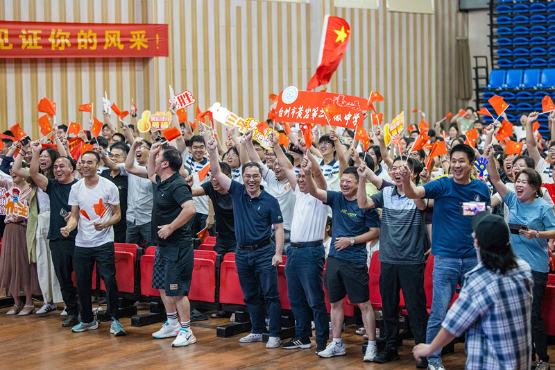 北京時(shí)間7月27日，2024年巴黎奧運(yùn)會(huì)首個(gè)比賽日，在射擊10米氣步槍混合團(tuán)體比賽中，中國(guó)選手黃雨婷/盛李豪獲得金牌。圖為黃雨婷的母校師生們通過(guò)收看奧運(yùn)直播的方式為她加油助威。